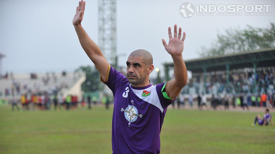 Luis Edmundo melambaikan kedua tangannya kearah pendukung Persita setelah pertandingan antara Persita melawan PBR di stadion Singaperbangsa, Karawang, Jumat (05/09/14) selesai.